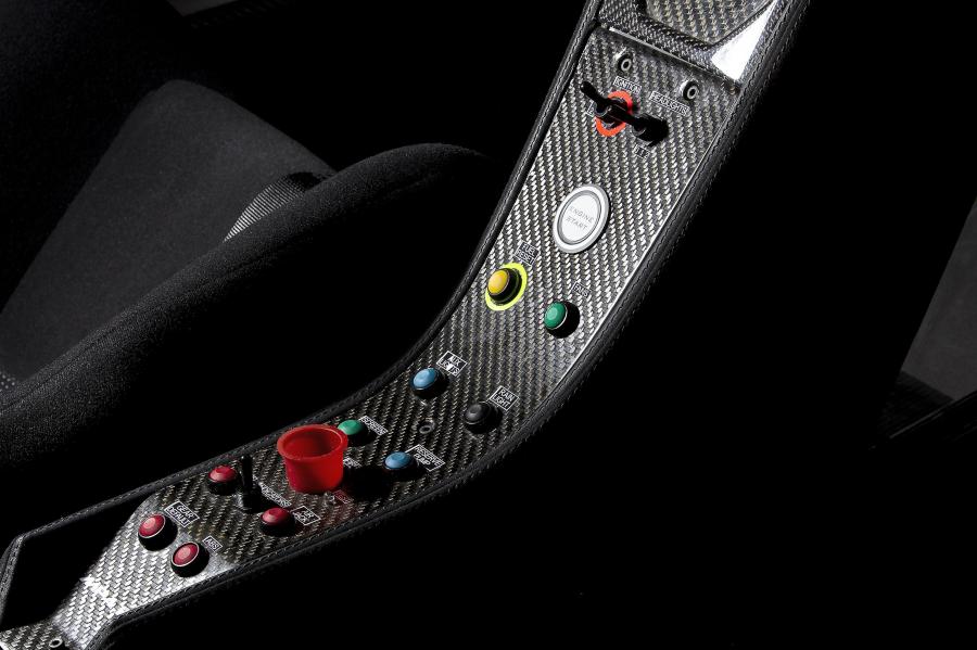  McLaren MP4-12C GT3 2011 года  (фото 34 из 107)